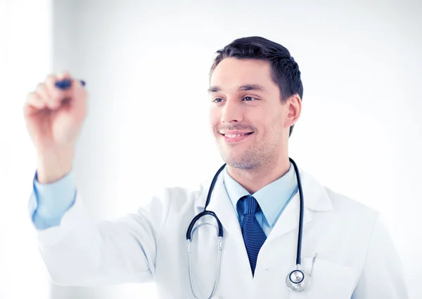 Joven médico trabajando con algo imaginario —  Fotos de Stock