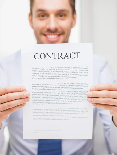 Biznesmen posiadający dokument umowy z bliska — Zdjęcie stockowe
