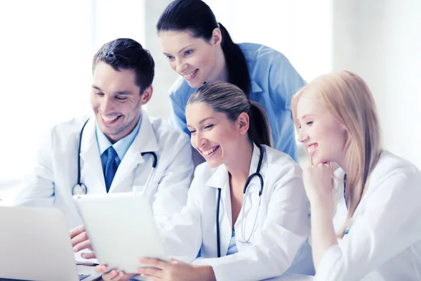 Groep van artsen kijken naar tablet pc — Stockfoto