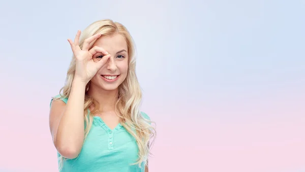 Jovem mulher fazendo ok mão gesto — Fotografia de Stock