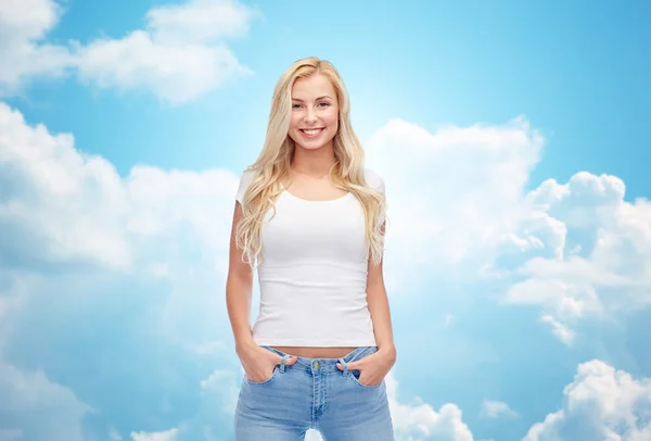 Gelukkig jonge vrouw of tienermeisje in wit t-shirt — Stockfoto