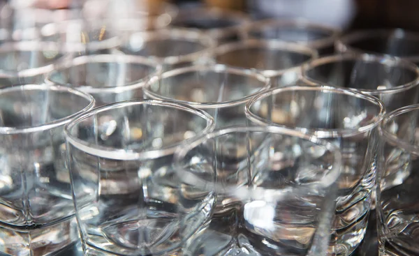 Primo piano di bicchieri puliti vuoti impostati al ristorante — Foto Stock