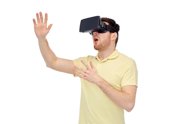 Homem feliz no fone de ouvido realidade virtual ou óculos 3d — Fotografia de Stock