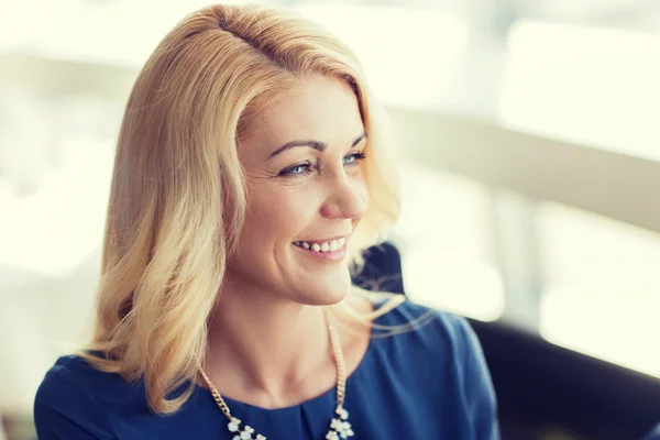 Glada leende blond kvinna i blå kläder — Stockfoto