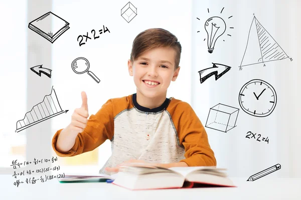 Gelukkig student jongen met leerboek duimen opdagen — Stockfoto