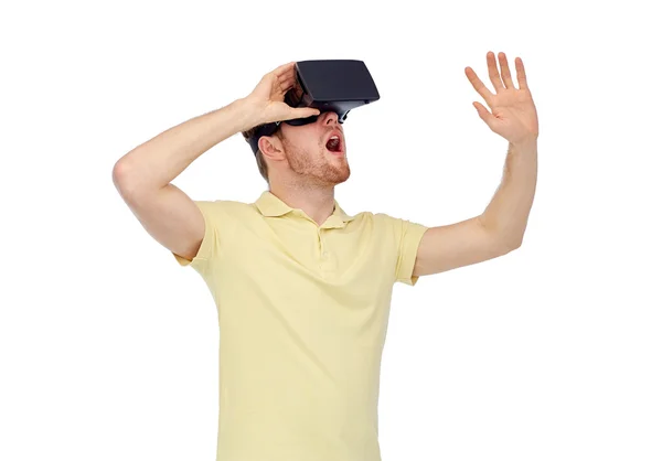 Homem feliz no fone de ouvido realidade virtual ou óculos 3d — Fotografia de Stock