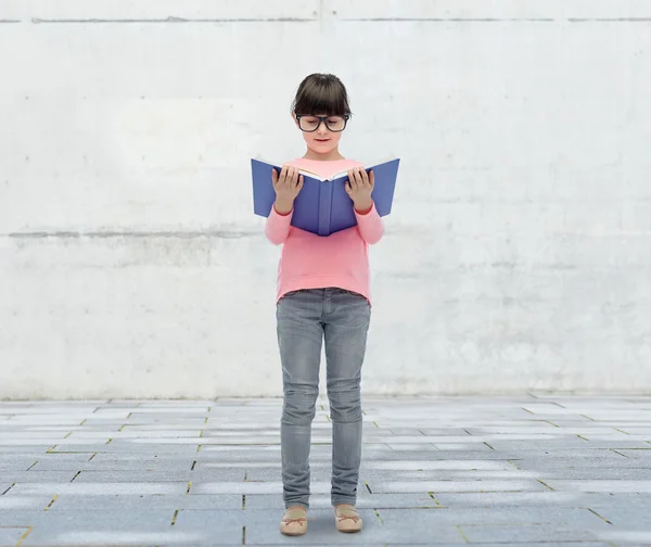 Felice bambina in occhiali libro di lettura — Foto Stock