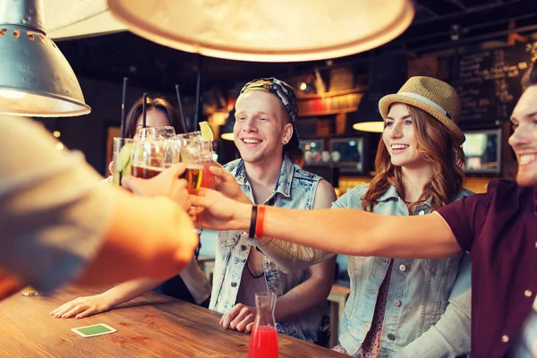 快乐的朋友喝啤酒在酒吧或酒馆 — 图库照片