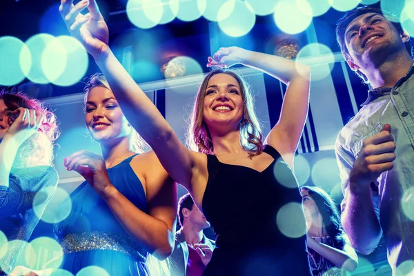 Amigos sonrientes bailando en el club — Foto de Stock