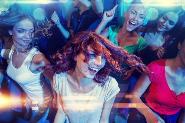 Smiling friends dancing in club — Stock Photo, Image