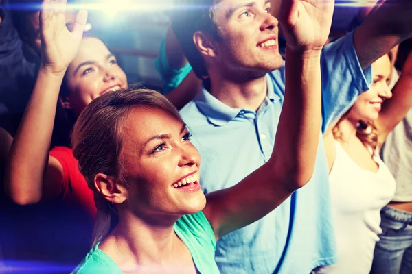 Smiling friends at concert in club — Stock Photo, Image