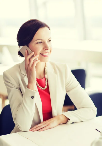 Gelukkige vrouw bellen op slimme telefoon in restaurant — Stockfoto