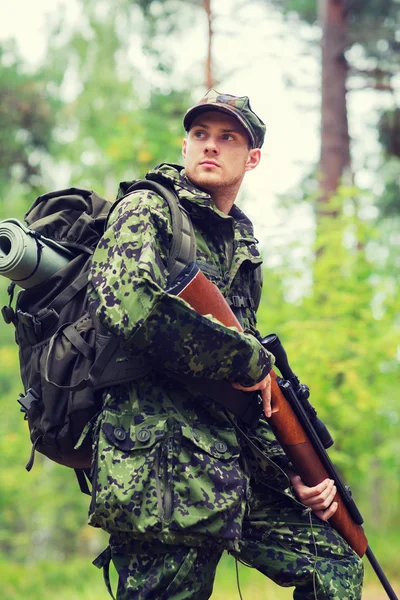 Jeune soldat ou chasseur armé en forêt — Photo