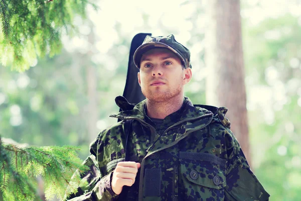 Fiatal katona vagy vadász-fegyver-erdő — Stock Fotó