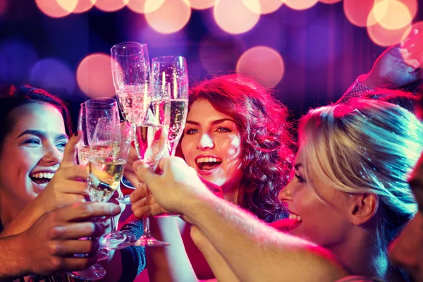 Ler vänner med glas champagne i club — Stockfoto