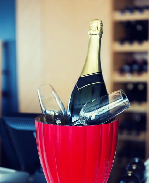 Close up of champagne and glasses at restaurant — Φωτογραφία Αρχείου