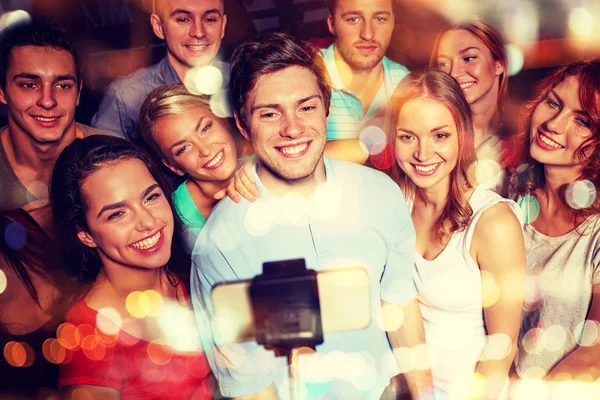 Amis avec smartphone prendre selfie en club — Photo