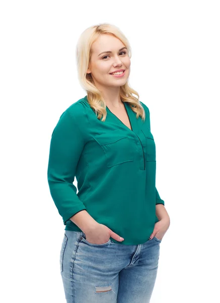 Mujer joven sonriente en camisa y jeans — Foto de Stock