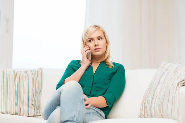 Junge Frau telefoniert zu Hause mit dem Smartphone — Stockfoto