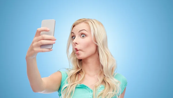 Lustige junge Frau macht Selfie mit Smartphone — Stockfoto