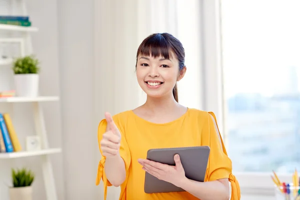 Feliz mujer asiática estudiante con tableta pc en casa — Foto de Stock