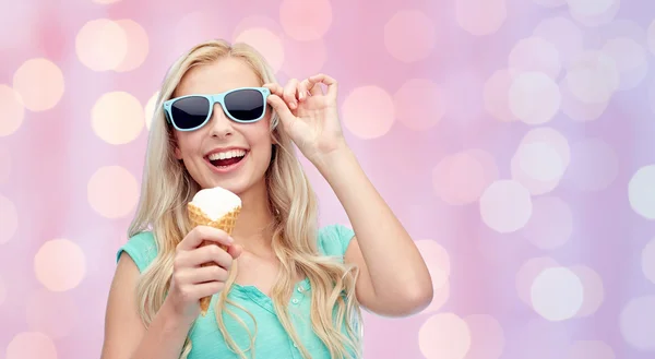 Gelukkig jonge vrouw in zonnebril eten van ijs — Stockfoto