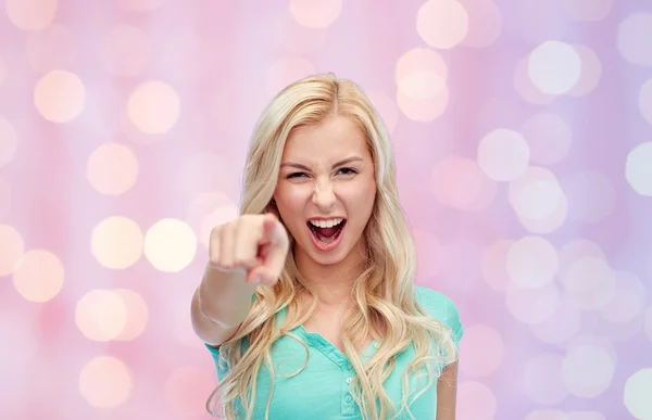 Glückliche junge Frau zeigt mit dem Finger auf dich — Stockfoto