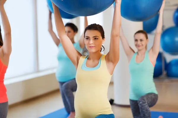 Glückliche Schwangere beim Training mit Ball im Fitnessstudio — Stockfoto