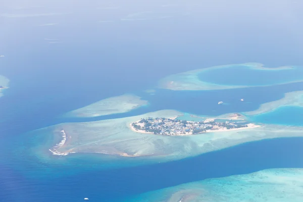 Ön Maldive i havet — Stockfoto