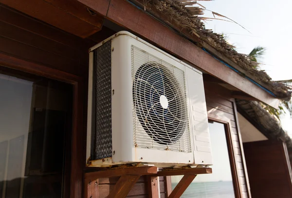 Nahaufnahme der Klimaanlage im Bungalowhaus — Stockfoto