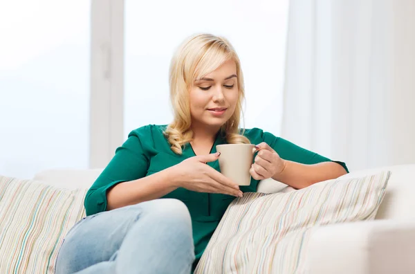 Feliz joven en casa — Foto de Stock