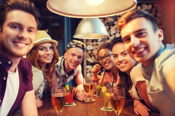 Amis heureux avec smartphone prendre selfie au bar — Photo