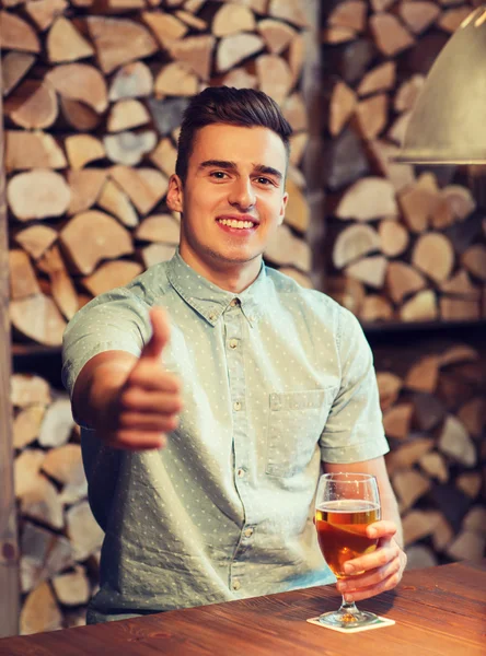 Šťastný muž s pivem objevil palce na baru — Stock fotografie