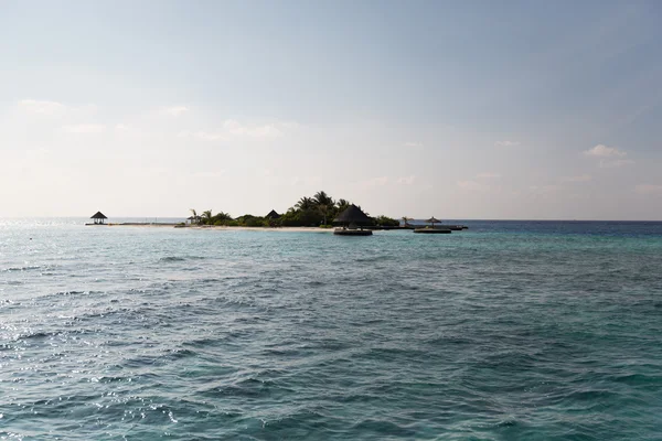 Maldiverna island beach med Palm och villa — Stockfoto