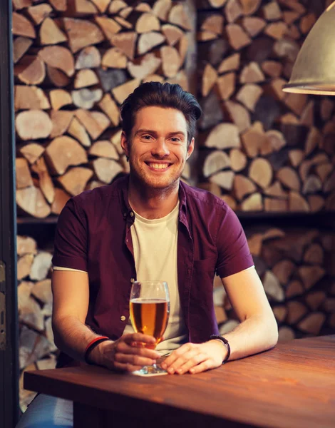 Šťastný muž, pití piva na bar či hospodu — Stock fotografie