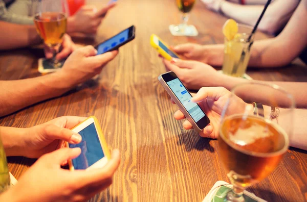 Κοντινό πλάνο των χεριών με smartphones στο εστιατόριο — Φωτογραφία Αρχείου