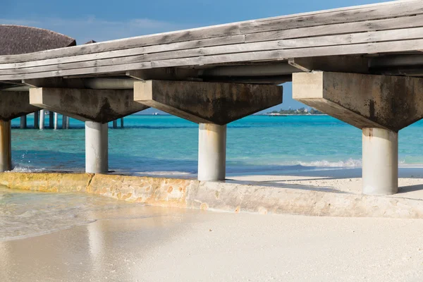 Egzotik tatil plajında ayaklıklar üzerinde köprü — Stok fotoğraf