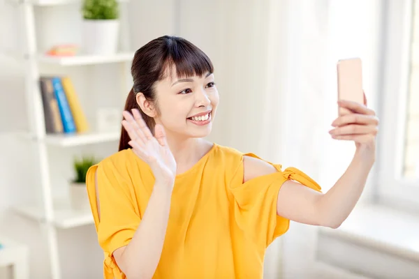 Šťastný asijské žena přičemž selfie s smartphone — Stock fotografie