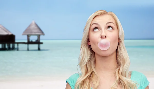 Donna felice o adolescente gomma da masticare sulla spiaggia — Foto Stock