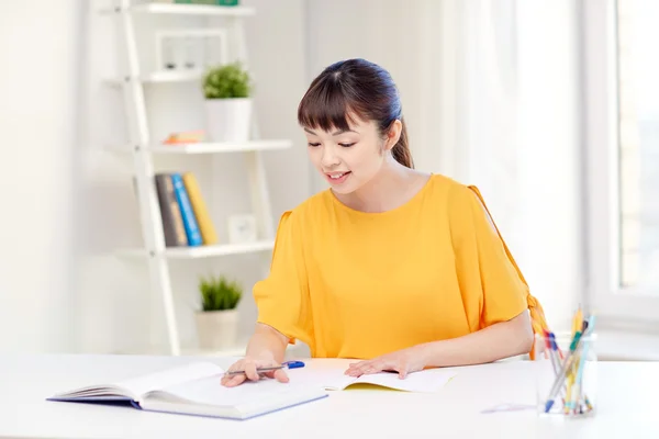 Feliz asiática joven estudiante aprendizaje en casa —  Fotos de Stock