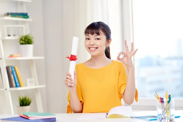 Feliz asiático mulher estudante com diploma em casa — Fotografia de Stock