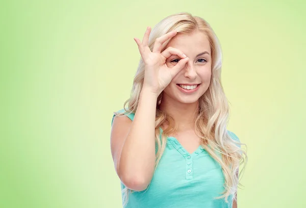 Ung kvinna gör ok hand gest — Stockfoto