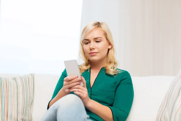 Mujer feliz con smartphone en casa — Foto de Stock