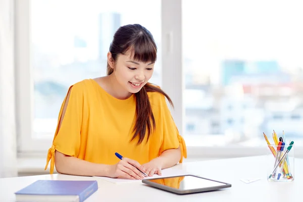 Glücklich asiatische Studentin mit Tablet-PC zu Hause — Stockfoto