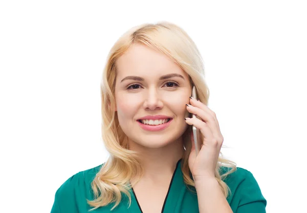 Glad ung kvinna ringer på smartphone — Stockfoto