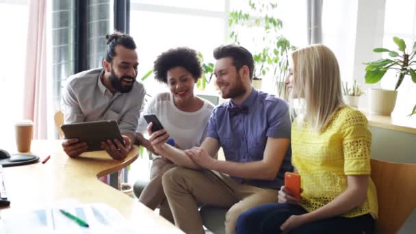 Decisão erradasquadra di affari con smartphone e tablet pcWirtschaft, Menschen, Technik und Team arbeiten Konzept - Nahaufnahme von kreativ-Team mit Smartphones und tablet-pc-Computer sitzend am Tisch im Büro — Stock video