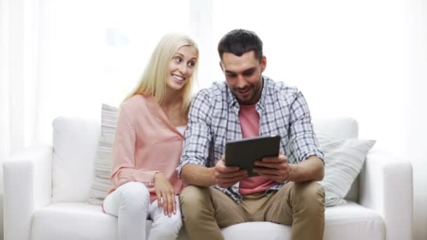 Gelukkige paar met tablet pc bekijken van foto's thuis — Stockvideo