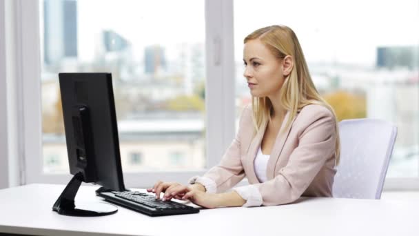 Mujer de negocios con computadora escribiendo en la oficina — Vídeo de stock