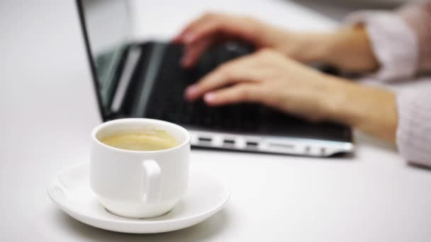 Деловая женщина с ноутбуком и кофе в офисе — стоковое видео