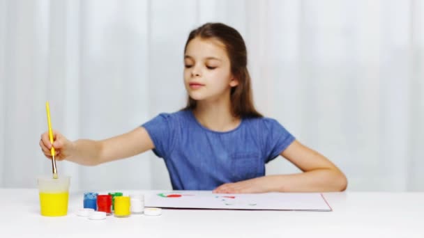 Peinture fille heureuse avec gouache couleur à la maison — Video